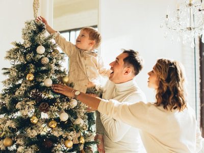 Decorá tu árbol de Navidad como un verdadero profesional con estos sencillos trucos