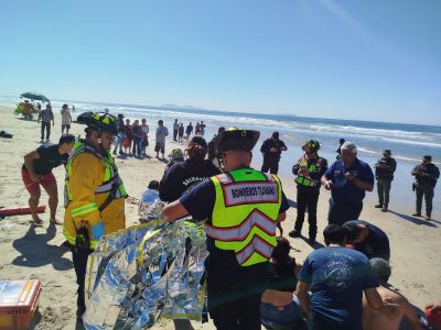 Familia que intentó cruzar de Tijuana a EU es arrastrada por el mar