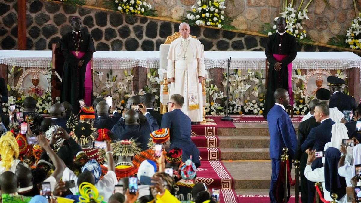 León XIV, acompañado por el arzobispo de Bamenda Andrew Nkea Fuanya (izquierda), preside una reunión para la paz en la catedral de San José, en Bamenda, Camerún, a la que asistieron miembros de la comunidad local, en el cuarto día de su gira por África, el 16 de abril de 2026