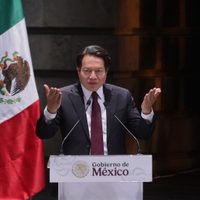 Mario Delgado anuncia aumento de 9 por ciento a sueldo de maestros