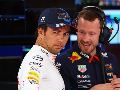 “Se necesitan dos pilotos”: el campeón de F1 que responsabilizó a Checo Pérez por los problemas de Red Bull