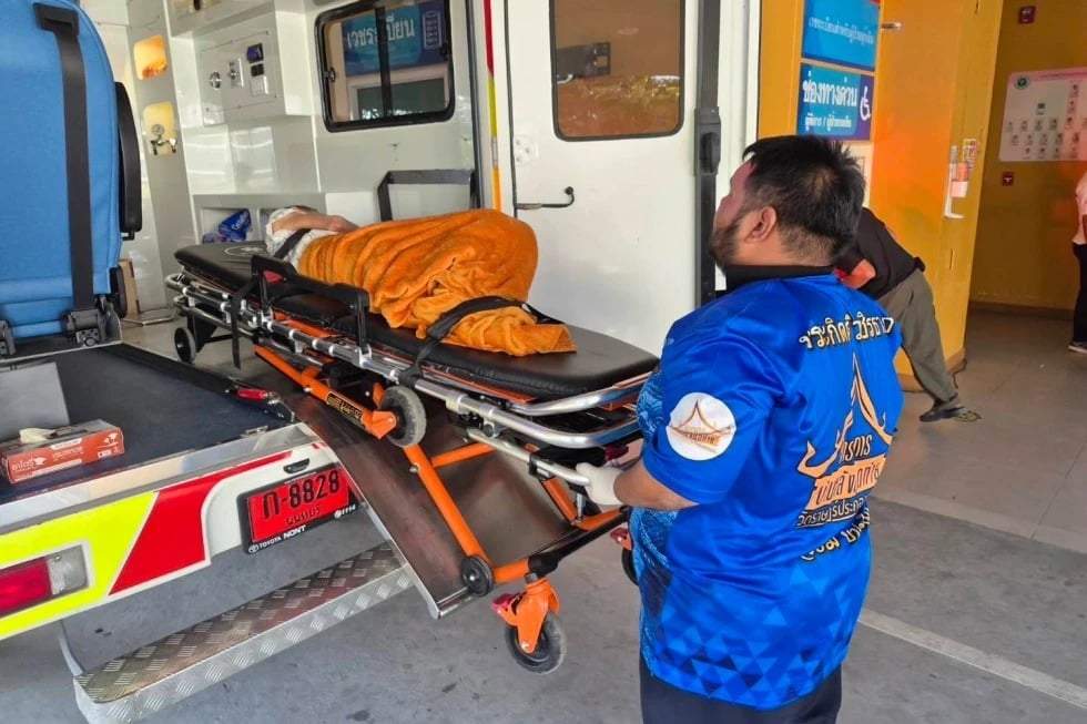 En esta foto del domingo 23 de noviembre de 2025, un equipo de rescate transporta a una anciana, hallada con vida tras ser considerada muerta, a un hospital local antes de su cremación programada en el templo Wat Rat Prakhong Tham, provincia de Nonthaburi, Tailandia.