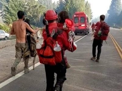La historia detrás de una emotiva foto durante el incendio en Chubut