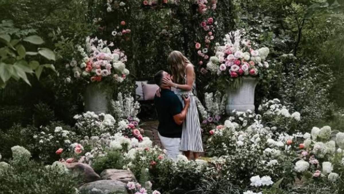 Tras el anuncio de su compromiso, la pareja recibió felicitaciones públicas de la NFL y de los Jefes de Kansas City, equipo en el que Kelce juega como ala cerrada.