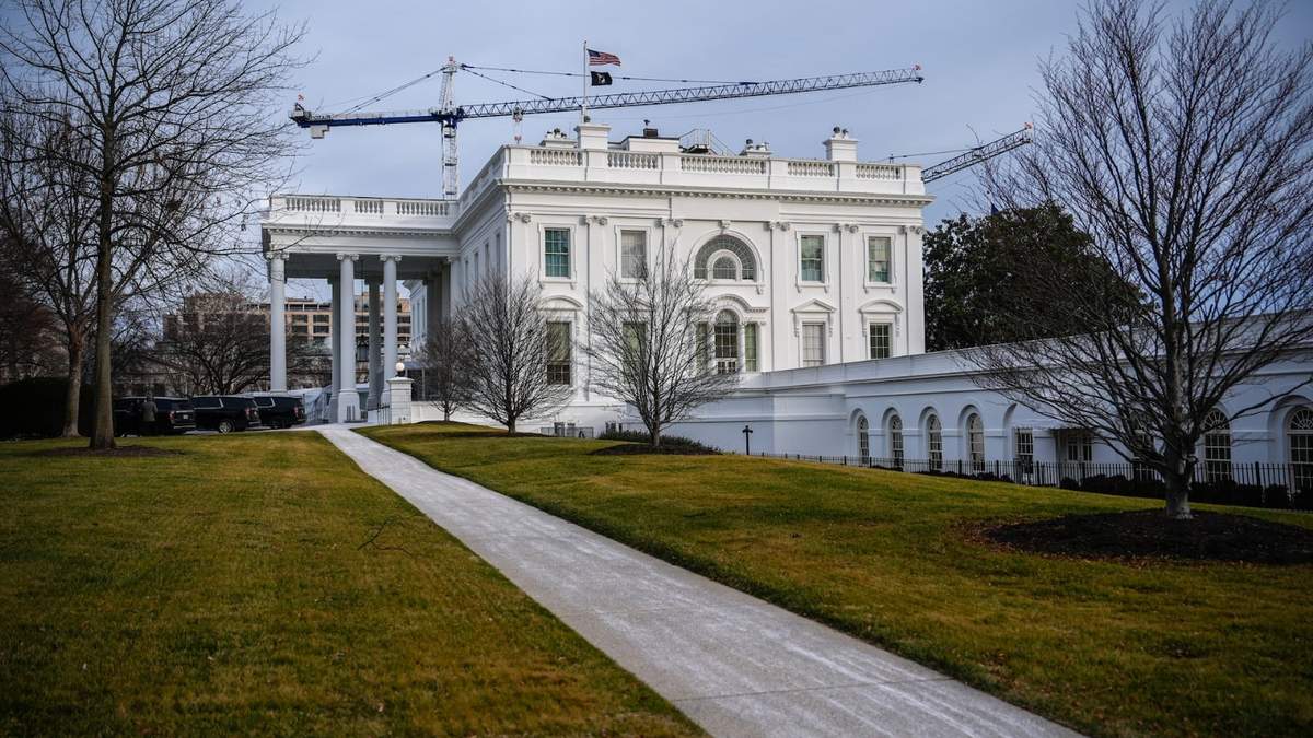 Grúas de construcción sobrevuelan la Casa Blanca