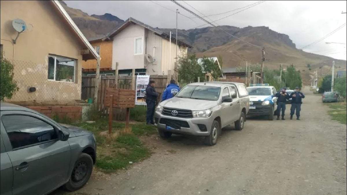 Los policías allanaron el domicilio y secuestraron drogas y otros elementos relacionados, además de demorar a tres personas. Fuente: (RSM)