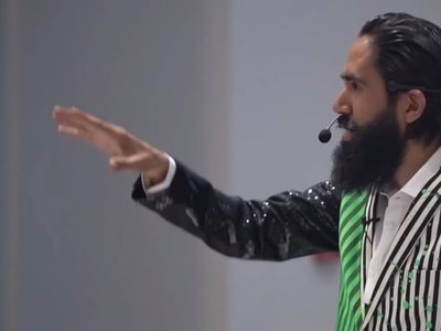El influencer Carlos Muñoz humilla a un mesero en una de sus conferencias