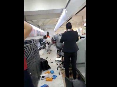 Mujer enfurece por perder el avión a Qatar y golpea a empleados de la aerolínea (Video)