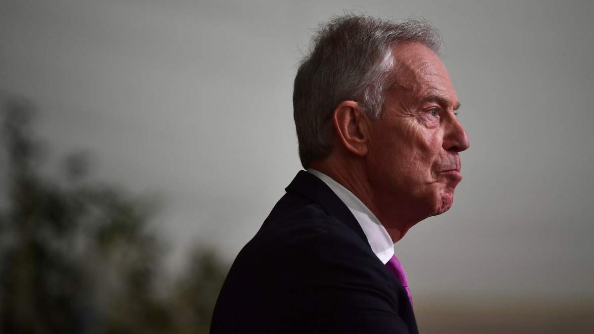 El ex primer ministro británico Tony Blair pronuncia un discurso en el castillo de Hillsborough en Belfast, Irlanda del Norte, el 19 de abril de 2023