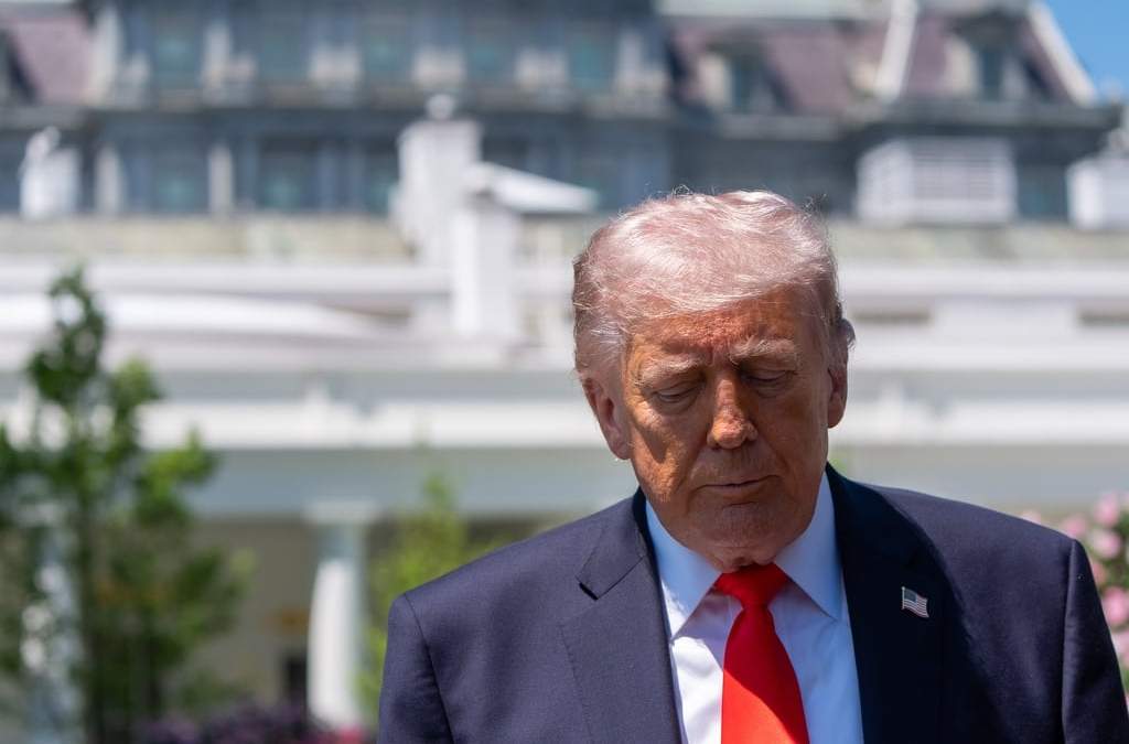 El presidente de Estados Unidos, Donald Trump, habla con reporteros antes de abordar el Marine One desde el Jardín Sur de la Casa Blanca, el viernes 1 de mayo de 2026, en Washington