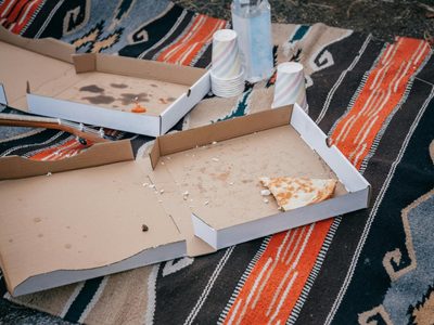 Convertí una caja de pizza en el tesoro decorativo que le falta a tu rincón favorito