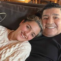 Alejada de los flashes: así está hoy Valeria, la madre de Jana, hija de Diego Maradona