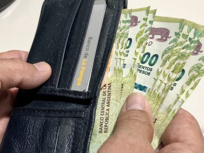 Desde que asumió Javier Milei, el salario mínimo tuvo una caída del 32,1 %