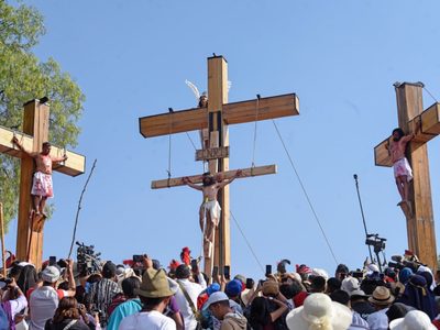 Histórica representación del Viacrusis en Iztapalapa con nazarenas y 2.1 millones de asistentes