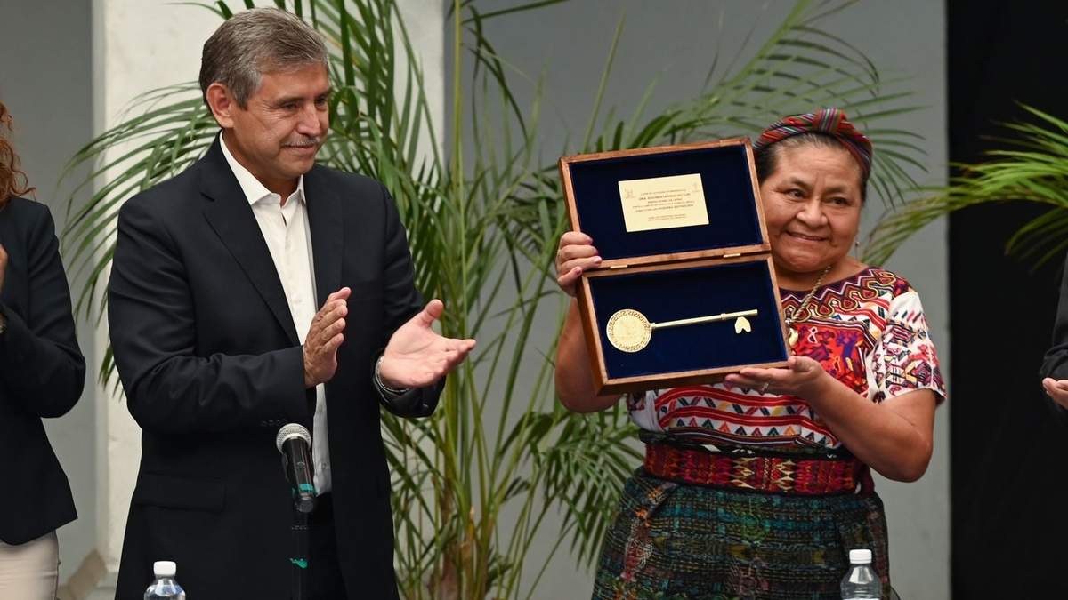 Rigoberta Menchú recibió las llaves de la ciudad de Cuernavaca