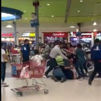 Familias pelean por una mesa en una plaza comercial y las captan en video