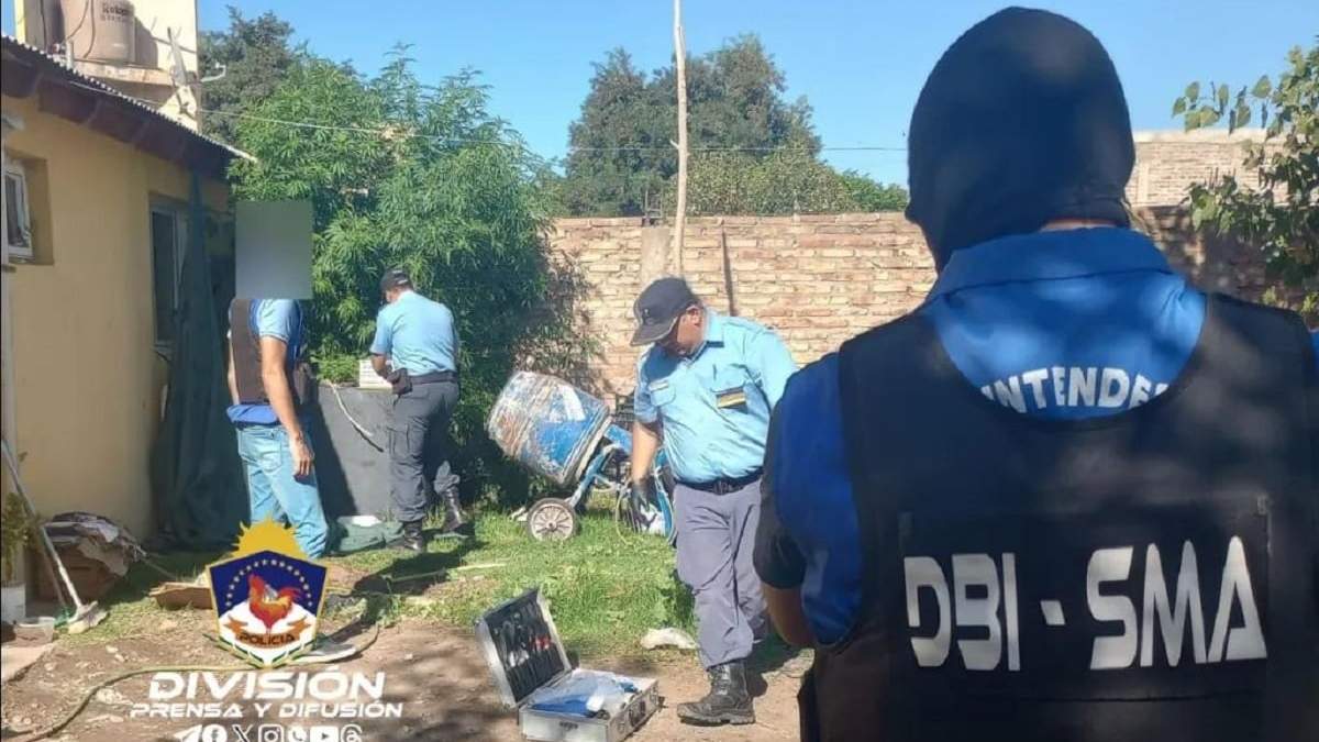 Los efectivos policiales en pleno allanamiento a las viviendas. Fuente: (Policía de Neuquén)