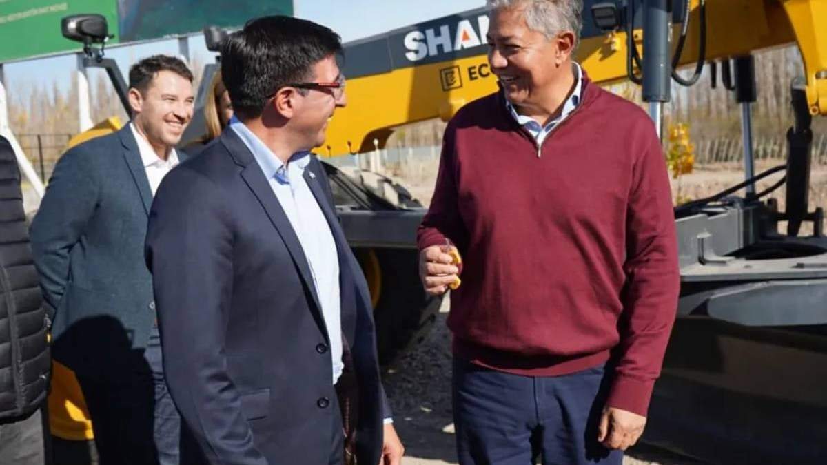 Rolando Figueroa con el intendente de Senillosa Lucas Paez y el diputado Francisco Lépore. Fuente: (Neuquén Informa)