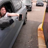 Una enfermedad le quitó la voz, pero la IA creó una réplica que lleva en su teléfono (Video)