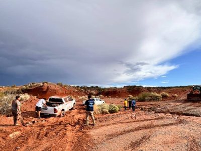 Rescate en la ruta provincial 6: dos camionetas quedaron varadas por una crecida en un cañadón