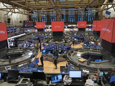 Tras el lunes negro, Wall Street da un respiro y se recupera