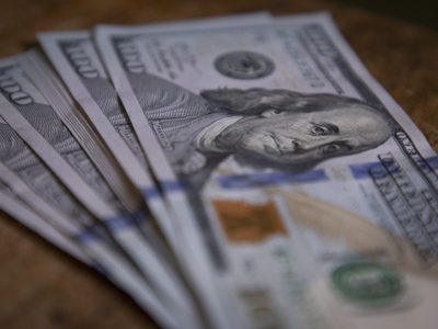 El dólar oficial subió en el inicio de semana