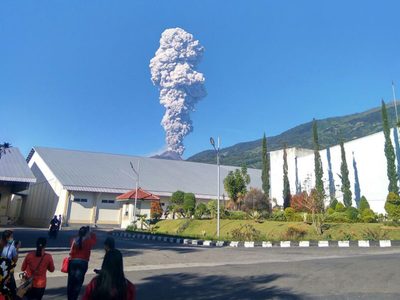 Alerta roja en Indonesia: un volcán hizo erupción en la península de Java Central