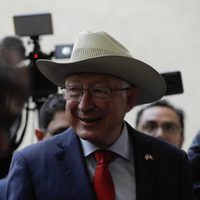 Desorientado, incómodo... así fue el regreso de Ken Salazar a Palacio Nacional