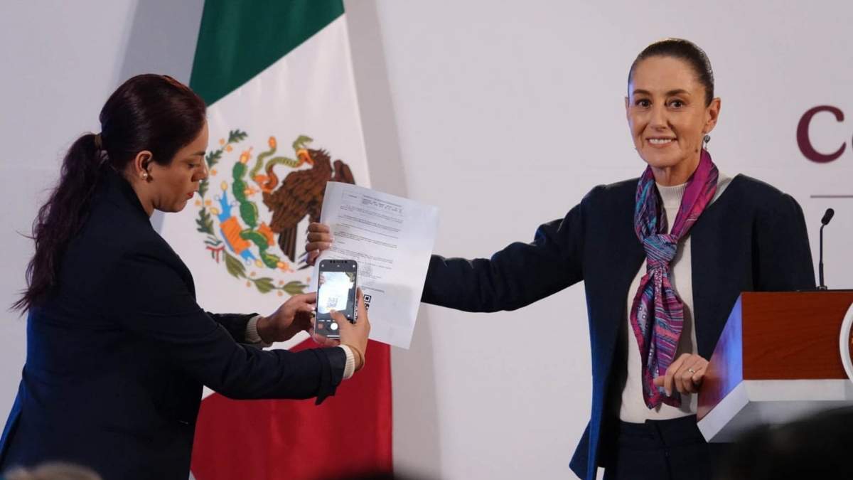 Claudia Sheinbaum muestra el código QR