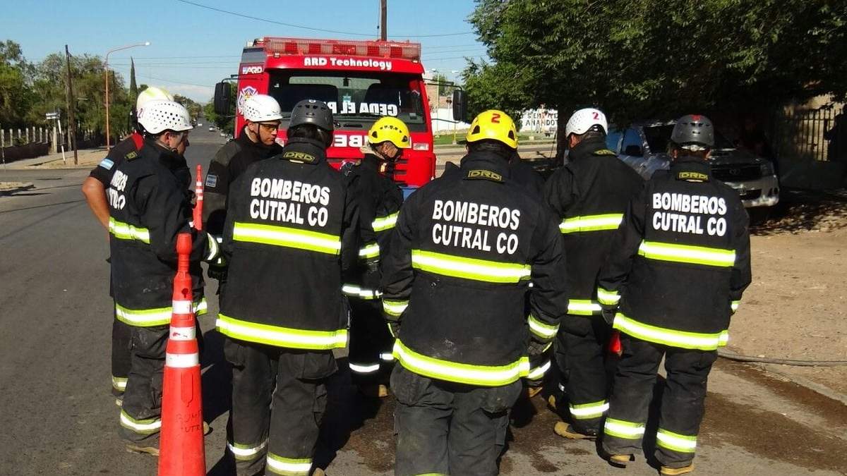 Personal de bomberos de Cutral Co. Fuente: (Twitter)