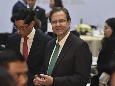 Esteban Moctezuma celebra que cámara baja de EU avaló impuesto de 3.5% a remesas