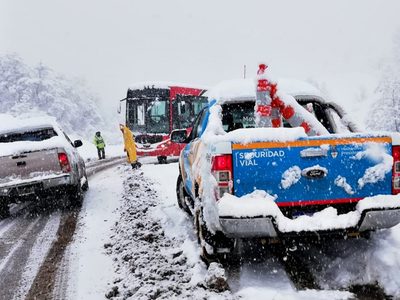 Patagonia bajo la nieve: caminos cerrados, carros varados y personas evacuadas