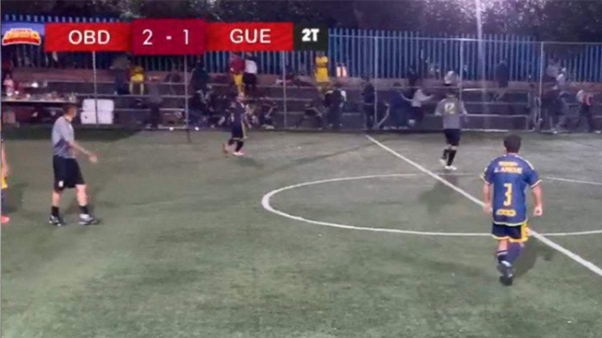 Cancha de futbol en el parque Álamos