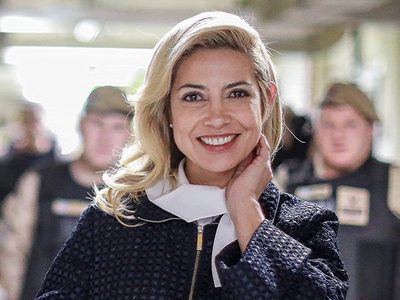 El descontracturado "working look" que escogió Fabiola Yáñez para arribar en Israel. ¡Mirá!