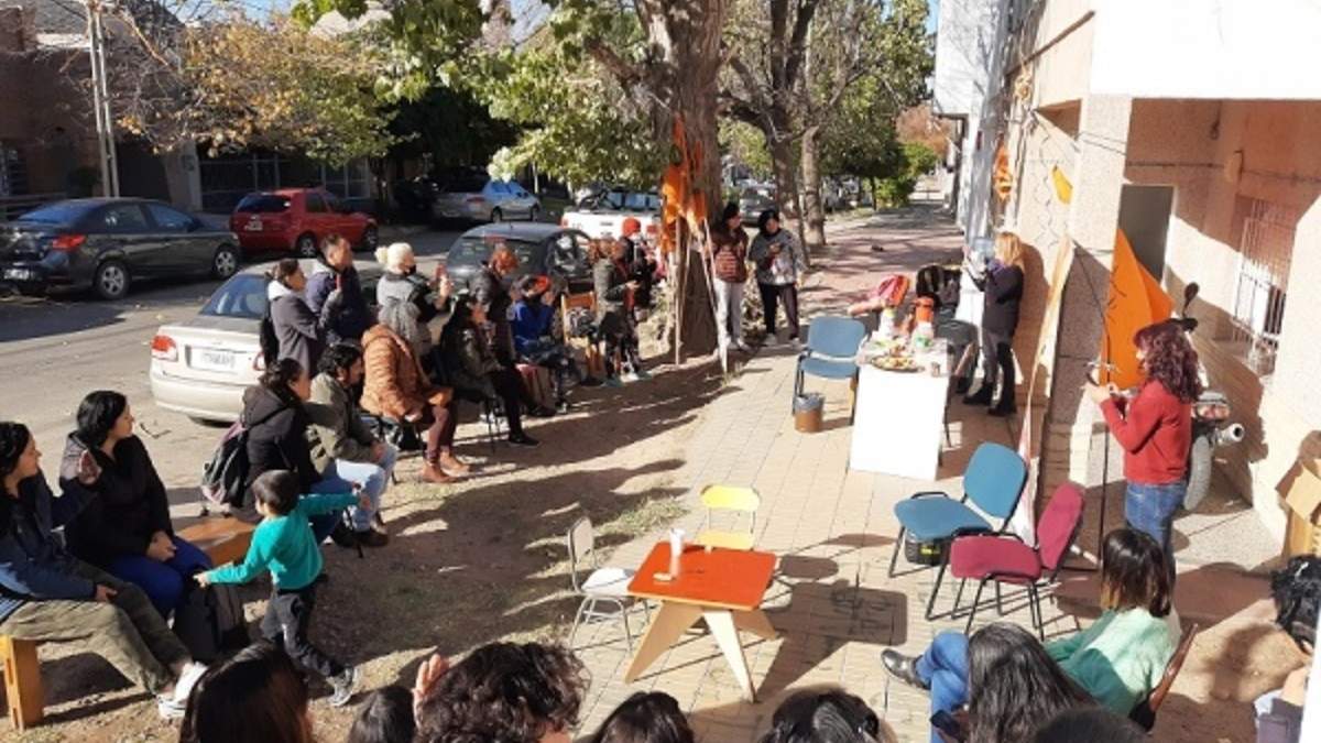 Abrazo simbólico en la sede del Servicio de Prevención de Violencia Familiar de Neuquén. Fuente: (La Izquierda Diario)