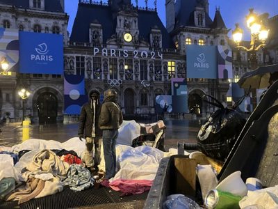 Policía expulsa a migrantes de plaza en París antes de las olimpiadas