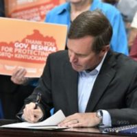 Gobernador de Kentucky promulga medida que prohíbe el uso de la "terapia de conversión" en menores