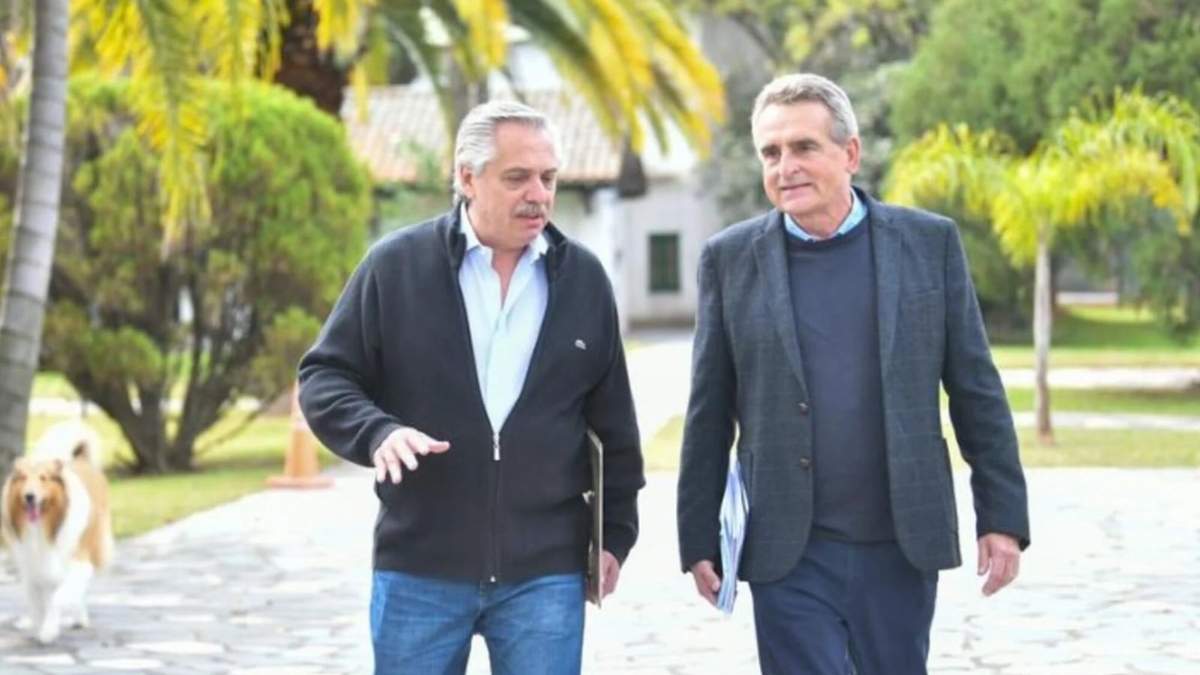 Alberto Fernández, presidente de la Nación, y Agustín Rossi, exministro de Defensa. Fuente: (Twitter)