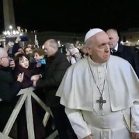 El papa Francisco responde con manotazos a una mujer que lo jaló (Video)