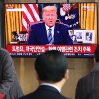 Aléjense de las personas, recomienda Trump para combatir el coronavirus