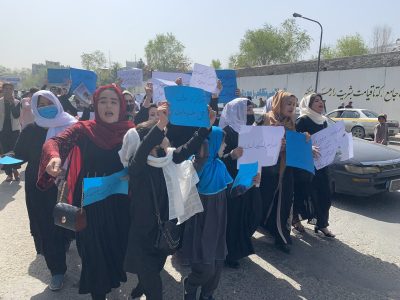 “Abran las escuelas”: las mujeres se movilizan en Afganistán por la traición de los talibanes