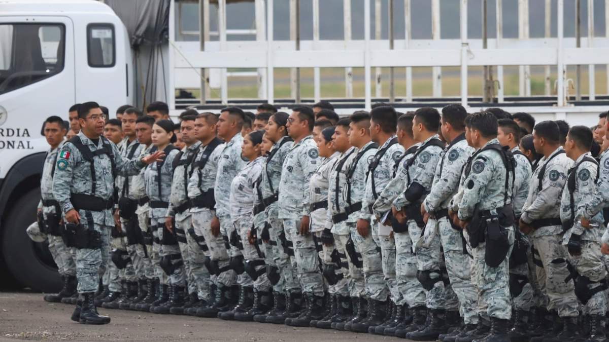 Elementos de la Guardia Nacional se alinean antes de abordar un avión en el Aeropuerto Internacional de Mérida, México, el martes 4 de febrero de 2025, para volar a Ciudad Juárez y reforzar la frontera norte del país con Estados Unidos