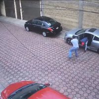 Hombre descubre a ladrón dentro de su auto y lo enfrenta en Puebla (Video)