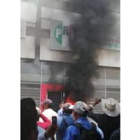 Militantes incendian fachada principal del PRI en Tuxtla Gutiérrez por remoción de candidato
