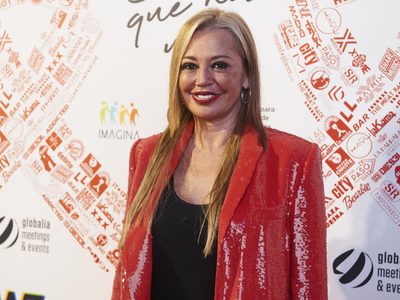 Tras el millonario acuerdo, Belén Esteban cumple su promesa y "paga la ronda"
