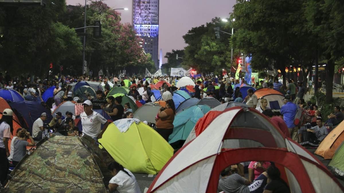 Acampe piquetero en la Av. 9 de julio en CABA. Fuente: (El Cronista)