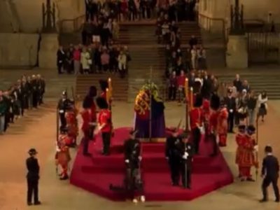 Así fue el momento en que un guardia real se desmayó frente al féretro de la reina Isabel II