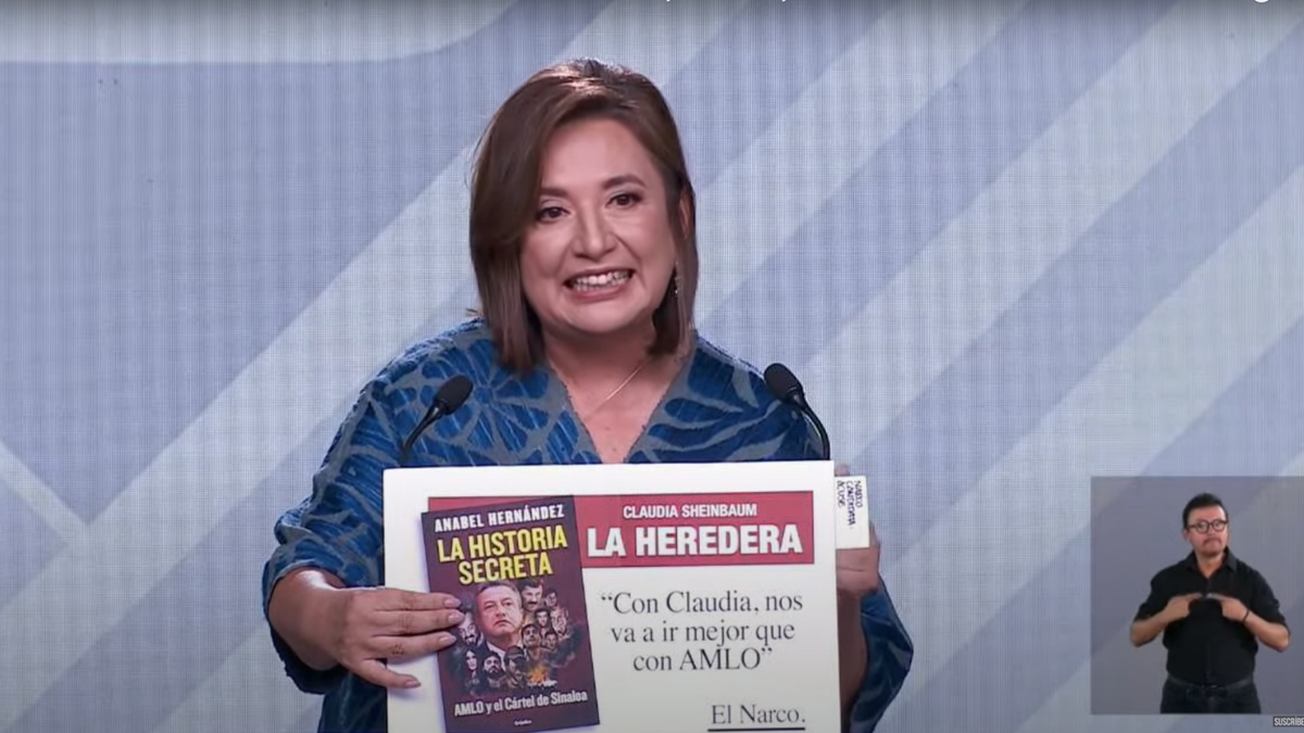 La moderadora Luisa Cantú recordó a Gálvez que el formato del debate prohíbe la exhibición de libros