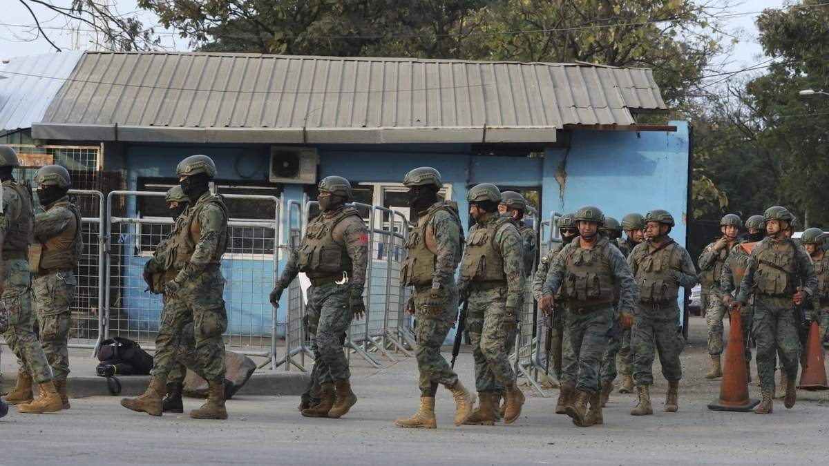 Soldados salen de la penitenciaría del Litoral tras tomar el control luego de un motín, el 23 de julio de 2023, en Guayaquil