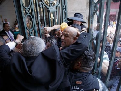 La Asamblea de Barrios intenta ingresar a la fuerza al Congreso de la CDMX (Video)